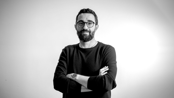 Carlos Guardiola es un cuarentón con barba y gafas